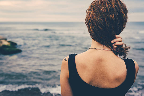 ragazza con uccelli un tatuaggio sulla spalla. concetto di libertà - tattoo women bird shoulder foto e immagini stock