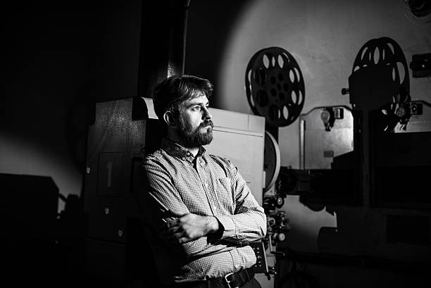 男性の近くに立ち、フィルムプロジェクター、お部屋 projectionist - projectionist ストックフォトと画像