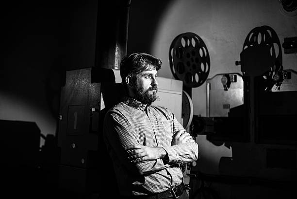 男性の近くに立ち、フィルムプロジェクター、お部屋 projectionist - projectionist ストックフォトと画像