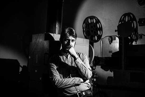 男性の近くに立ち、フィルムプロジェクター、お部屋 projectionist - projectionist ストックフォトと画像