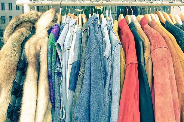 vintage ropa la tienda de artículos de segunda mano en rack en flea market - vintage attire fotografías e imágenes de stock