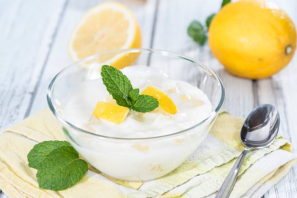 yaourt au citron frais fait - smooth part of colors yellow photos et images de collection