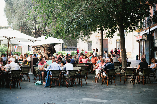 Gente sentarse al aire libre en el restaurante Palma de mallorca photo