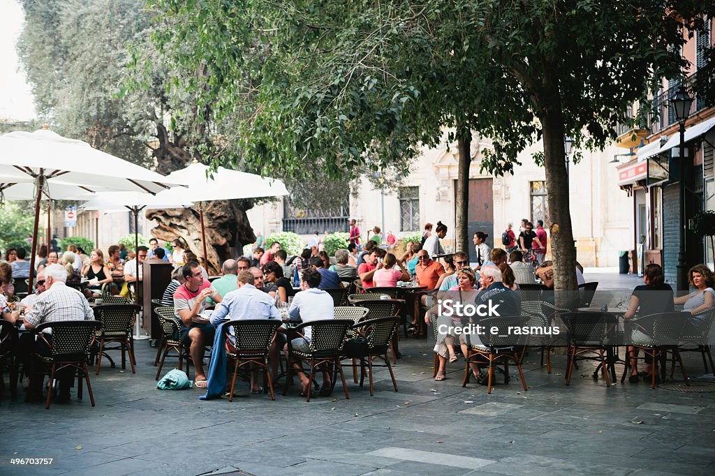 Gente sentarse al aire libre en el restaurante Palma de mallorca - Foto de stock de Restaurante libre de derechos