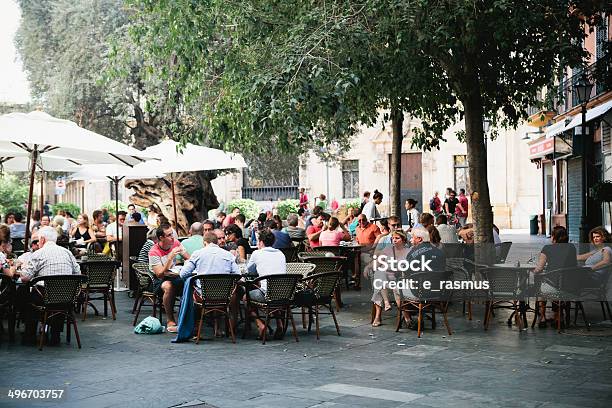 Gente Sentarse Al Aire Libre En El Restaurante Palma De Mallorca Foto de stock y más banco de imágenes de Restaurante