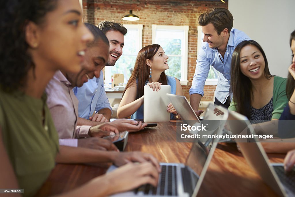 Gruppo di uomini d'affari al tavolo riunione - Foto stock royalty-free di Lavoro di squadra