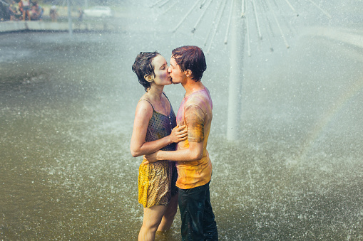 Couple kissing in the fountain 