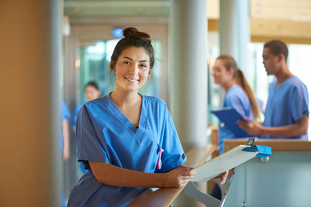 młoda pielęgniarka portret w szpitalu - scrubs healthcare and medicine indoors looking at camera zdjęcia i obrazy z banku zdjęć