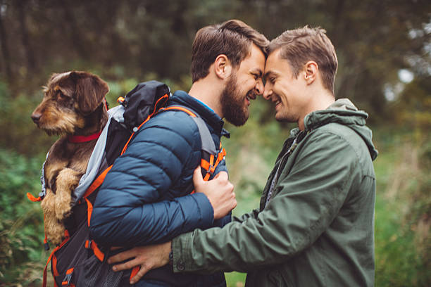 alegre otoño a pie. - gay man homosexual men kissing fotografías e imágenes de stock