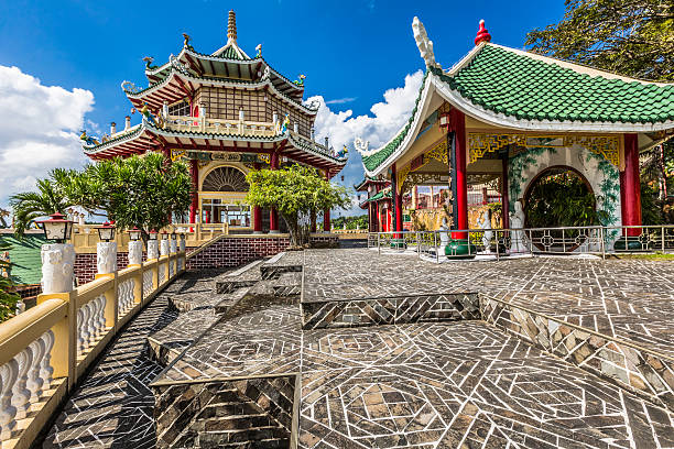 pagode und drachen skulptur der taoistische tempel in cebu - taoismus stock-fotos und bilder