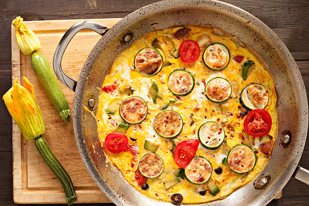 zucchino frittata - flower directly above single flower zucchini foto e immagini stock