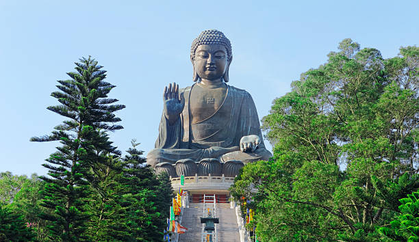 buda gigante - asia religion statue chinese culture imagens e fotografias de stock