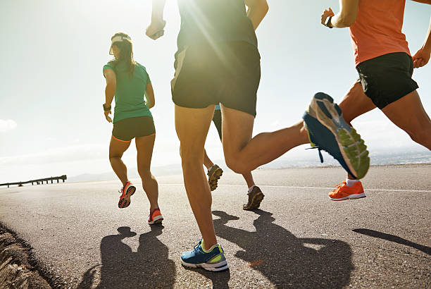 motywacja paliwa silnika ludzkich - exercising group of people outdoors sport zdjęcia i obrazy z banku zdjęć