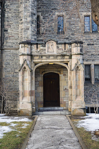 istock UofT - small fancy entrance 496724405