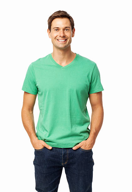 felice uomo in piedi con le mani nelle tasche - green t shirt foto e immagini stock