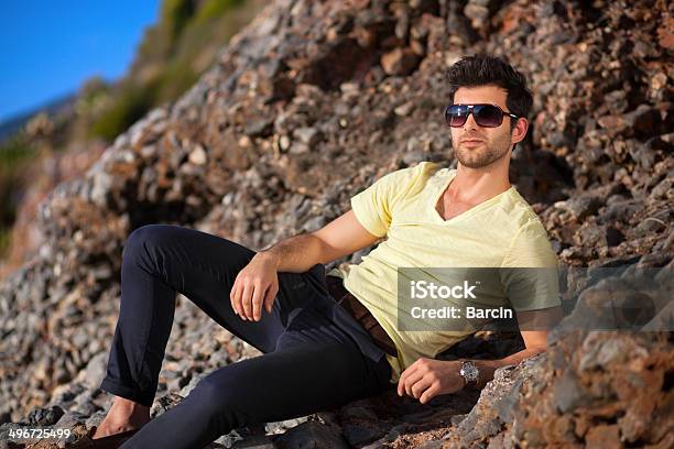 Casual Giovane Uomo Con Gli Occhiali Da Sole - Fotografie stock e altre immagini di Occhiali da sole - Occhiali da sole, 20-24 anni, Abbigliamento casual