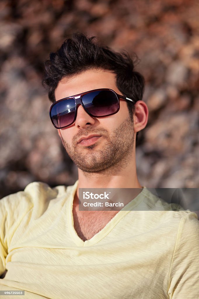 Casual hombre joven con gafas de sol - Foto de stock de 20 a 29 años libre de derechos