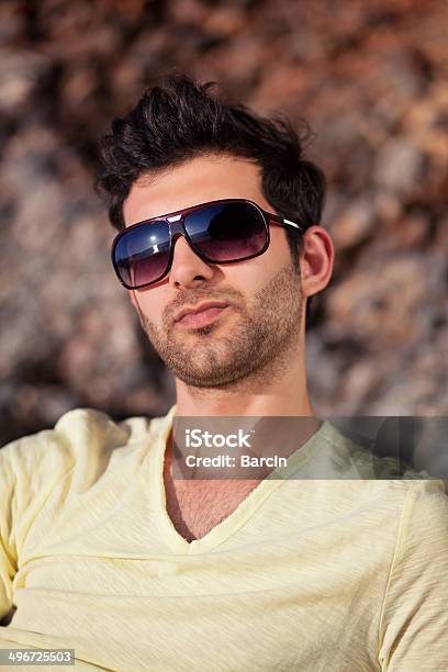 Casual Hombre Joven Con Gafas De Sol Foto de stock y más banco de imágenes de 20 a 29 años - 20 a 29 años, 20-24 años, A la moda