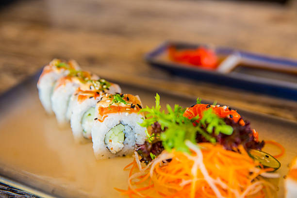 sushi e sashimi de salmão e salada - appetizer asia carrot maki sushi - fotografias e filmes do acervo