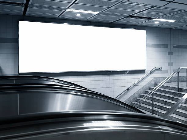 горизонтальный баннер большой пустой рекламный щит на станции метро - sign station contemporary escalator стоковые фото и изображения