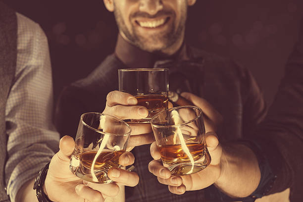 mężczyzn picie whisky zbliżenie okulary i ręce - whisky alcohol glass party zdjęcia i obrazy z banku zdjęć