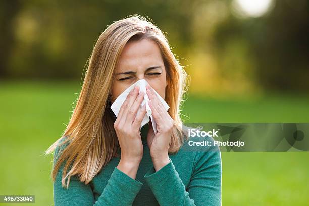 Frau Mit Allergie Symptom Schnäuzen Stockfoto und mehr Bilder von Allergie - Allergie, Niesen, Frauen