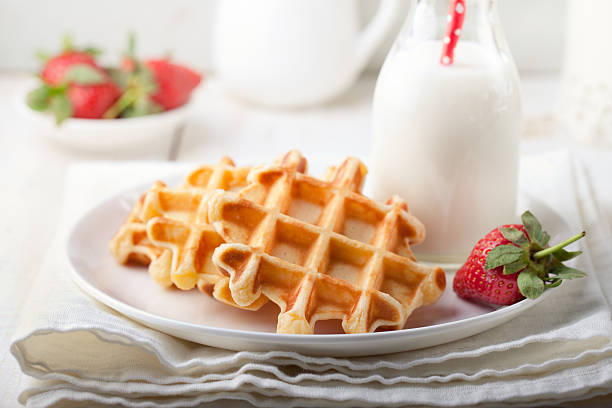 wafles frescos con una botella de leche mesa de desayuno. - milk milk bottle drinking straw cookie fotografías e imágenes de stock