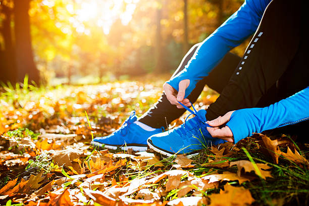 młody przystojny runner - shoe tying adult jogging zdjęcia i obrazy z banku zdjęć