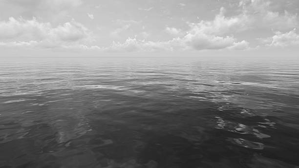 черные и белые облака над поверхности зеркала ripple - sea black and white horizontal horizon over water стоковые фото и изображения