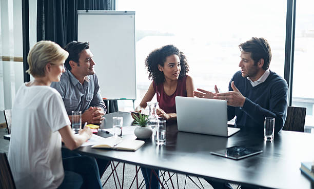 ils croient en des innovations constantes pour impressionner ses clients - board room business person meeting business photos et images de collection