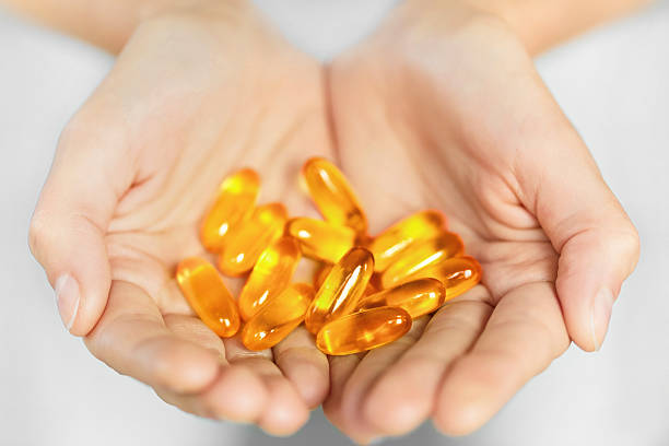 zdrowe odżywianie. olej z wątroby dorsza żelowe kapsułki omega 3. odżywianie - vitamin pill nutritional supplement capsule lecithin zdjęcia i obrazy z banku zdjęć