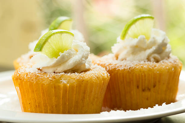 tres vainilla magdalenas con glaseado con coco buttercream. - alenka fotografías e imágenes de stock