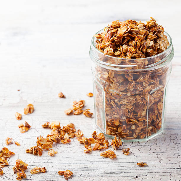 zdrowe śniadanie. świeże, chrupiące muesli, muesli w szkło słój. - jar oatmeal granola glass zdjęcia i obrazy z banku zdjęć