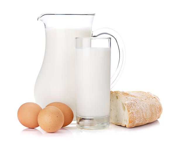 milchkrug, glas, eiern und brot - milk bread stock-fotos und bilder