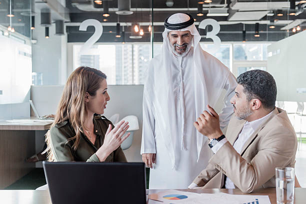 donna d'affari incontro con arab uomini d'affari, dubai, emirati arabi uniti - ghoutra foto e immagini stock