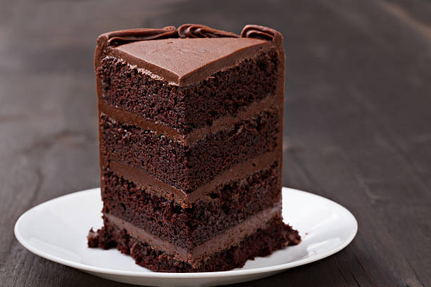 stück schokoladenkuchen - chocolate cake stock-fotos und bilder