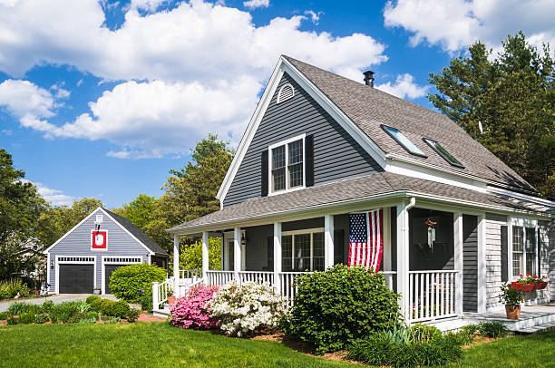 maison individuelle et parking - house detached house garage outdoors photos et images de collection