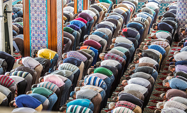 muzułmańskich piątek modlitwy w turcji masa - salah zdjęcia i obrazy z banku zdjęć