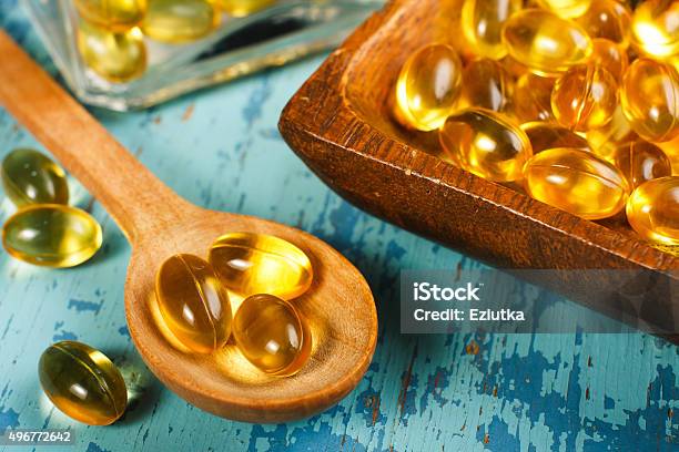 Cápsulas De Aceite De Hígado De Pescado Foto de stock y más banco de imágenes de Omega-3 - Omega-3, Aceite de hígado de pescado, Complemento vitamínico