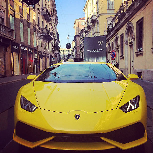 jaune lamborghini affichées sur la via monte napoleone à milan - via monte napoleone photos et images de collection