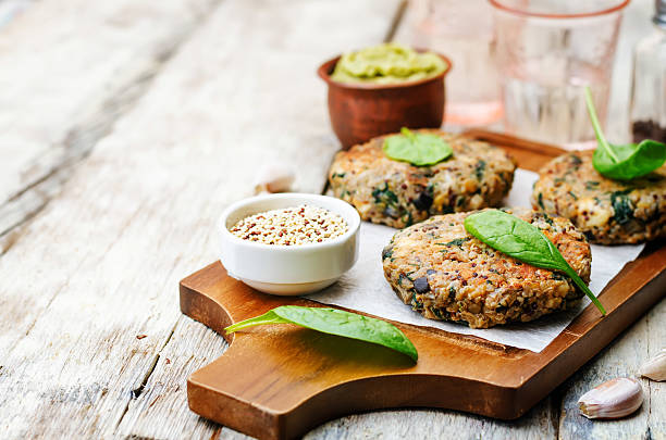 vegan quinoa melanzana spinaci ceci hamburger - salad vegetable hamburger burger foto e immagini stock