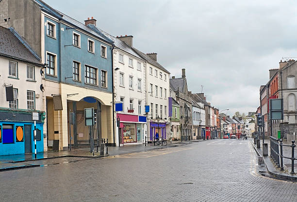 rua de kilkenny, na irlanda, - kilkenny city - fotografias e filmes do acervo