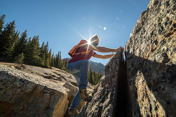젊은 남자 등반을 가파름 바위산, 위로 이동 - canmore extreme sports rock rock climbing 뉴스 사진 이미지