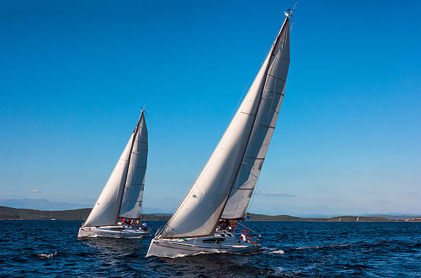 zwei wunderschöne segelboote racing auf der regatta - rope rigging nautical vessel day stock-fotos und bilder