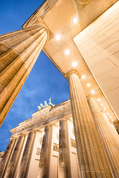 brandeburg tor em berlim - berlin germany brandenburg gate night germany imagens e fotografias de stock