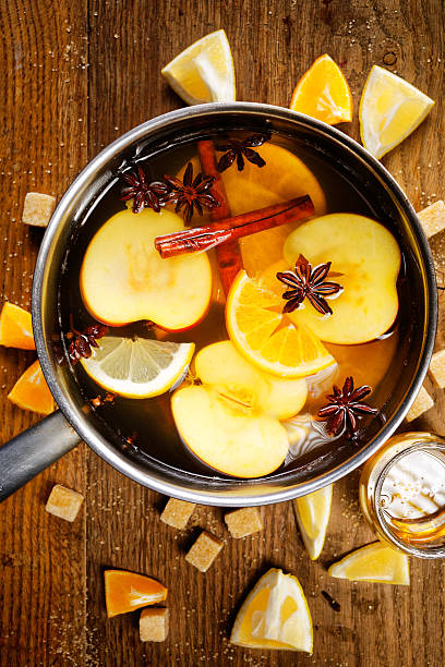 sidra de manzana caliente en una taza - hot apple cider cider cinnamon heat fotografías e imágenes de stock