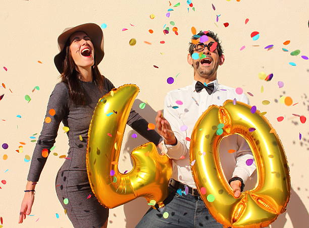 alegre casal celebra um aniversário de 40 anos - personal accessory balloon beauty birthday imagens e fotografias de stock