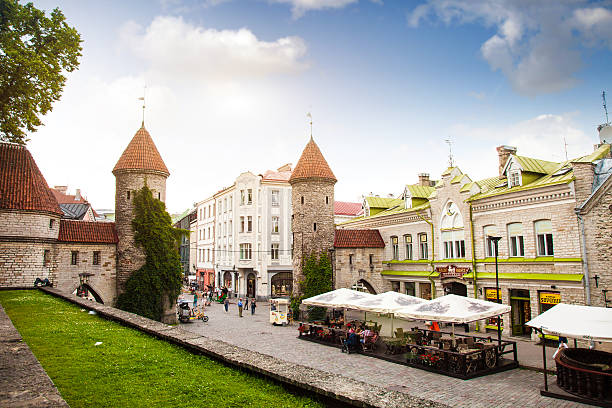 ingresso della città vecchia di tallinn - tallinn foto e immagini stock