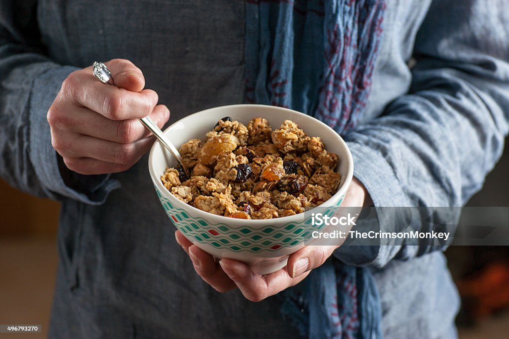 Woman's Hands Holding un tazón equipada con caseras Granola - Foto de stock de Fruto seco libre de derechos