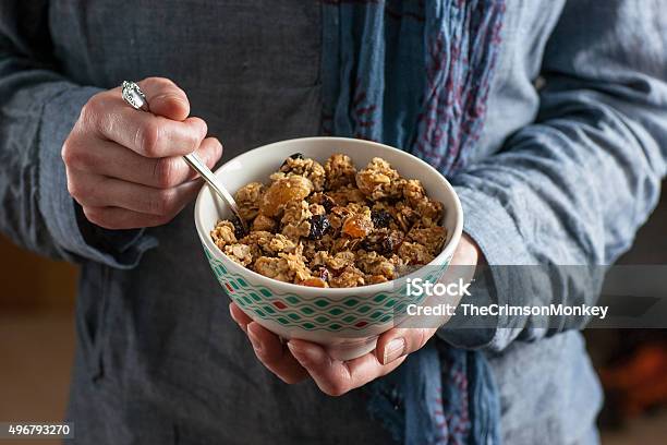 Womans Hands Holding Un Tazón Equipada Con Caseras Granola Foto de stock y más banco de imágenes de Fruto seco